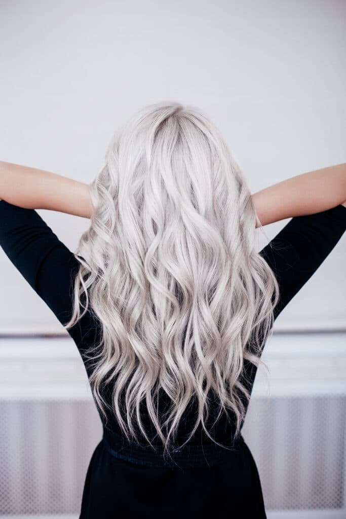 La coloration blond gris, une tendance lancée par Khloé Kardashian