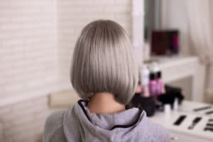 Coloration blond gris : essayez la nouvelle couleur tendance