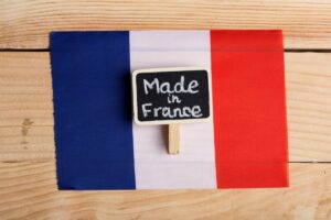 Idées de cadeaux : pourquoi offrir des vêtements made in France ?