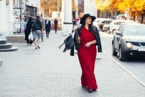 Les robes longues pour les femmes rondes : élégance et confort